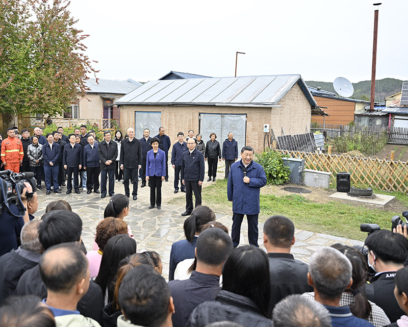 9月6日至8日，中共中央總書記、國(guó)家主席、中央軍委主席習(xí)近平在黑龍江考察。這是6日下午，習(xí)近平在大興安嶺地區(qū)漠河市北極村考察時(shí)，同當(dāng)?shù)厝罕娪H切交流。