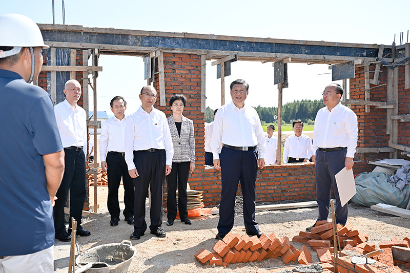 9月6日至8日，中共中央總書記、國(guó)家主席、中央軍委主席習(xí)近平在黑龍江考察。這是7日上午，習(xí)近平在遭受洪澇災(zāi)害的哈爾濱尚志市老街基鄉(xiāng)龍王廟村，察看水毀房屋重建情況。